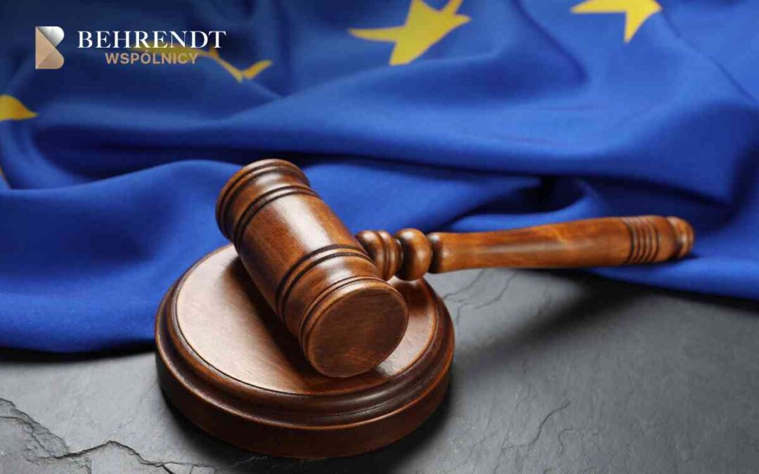 Judicial gavel on a sound block with an EU flag in the background and the Behrendt WSPÓLNICY logo visible.