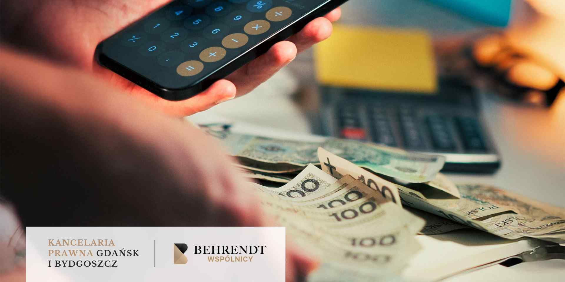Zbliżenie na dłoń trzymającą smartfon z uruchomioną aplikacją kalkulatora finansowego. Poniżej widoczne są rozłożone pliki banknotów o nominale 100 złotych polskich (PLN). W dolnej części obrazu znajduje się biały pasek z logotypem Kancelarii Behrendt Wspólnicy z Gdańska i Bydgoszczy.