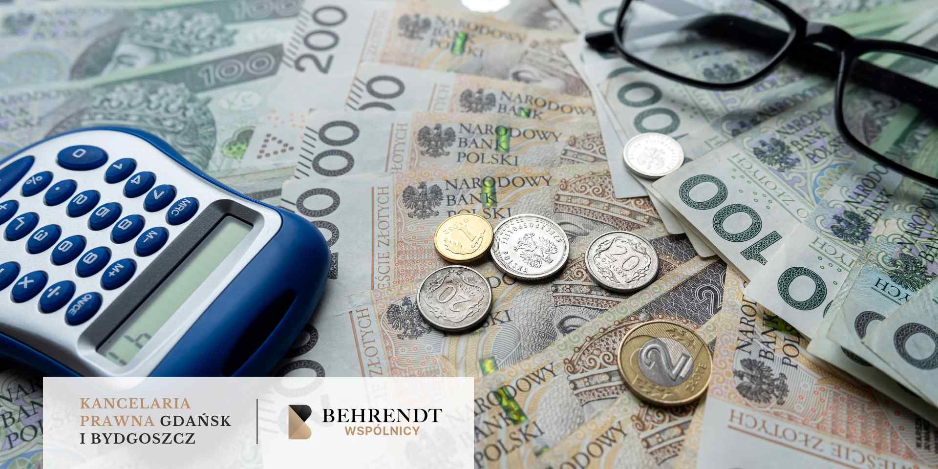 Zbliżenie na dłoń trzymającą smartfon z uruchomioną aplikacją kalkulatora finansowego. Poniżej widoczne są rozłożone pliki banknotów o nominale 100 złotych polskich (PLN). W dolnej części obrazu znajduje się biały pasek z logotypem Kancelarii Behrendt Wspólnicy z Gdańska i Bydgoszczy.