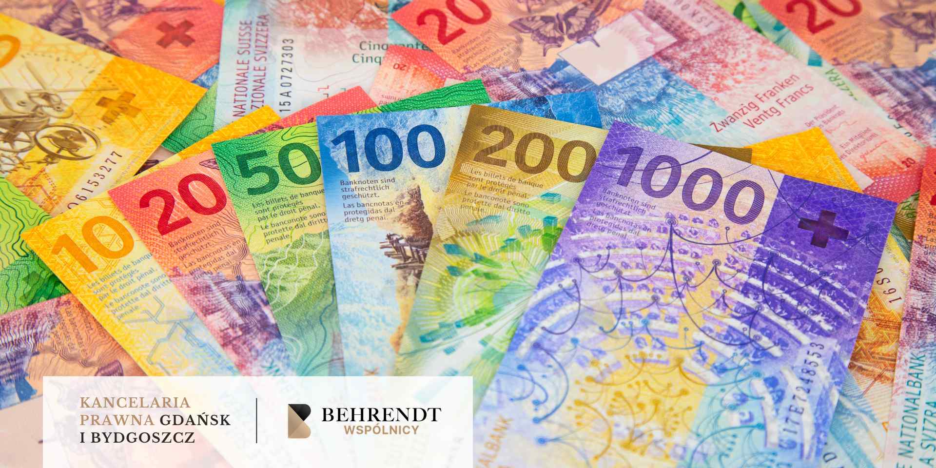 Kolorowy wachlarz banknotów franka szwajcarskiego o różnych nominałach (od 10 do 1000 CHF) rozłożony na tle innych pieniędzy. W dolnej części obrazu znajduje się biały pasek z logotypem Kancelarii Behrendt Wspólnicy z Gdańska i Bydgoszczy.