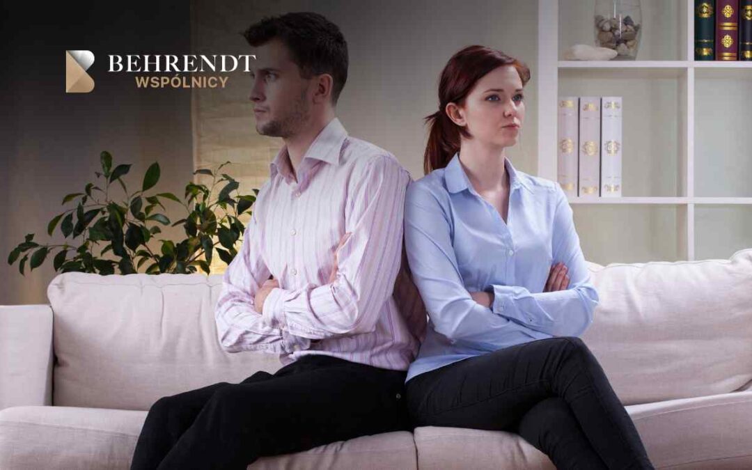 Man and woman sit back-to-back on a beige sofa with arms crossed; a Behrendt Wspólnicy logo appears in the top-left corner.
