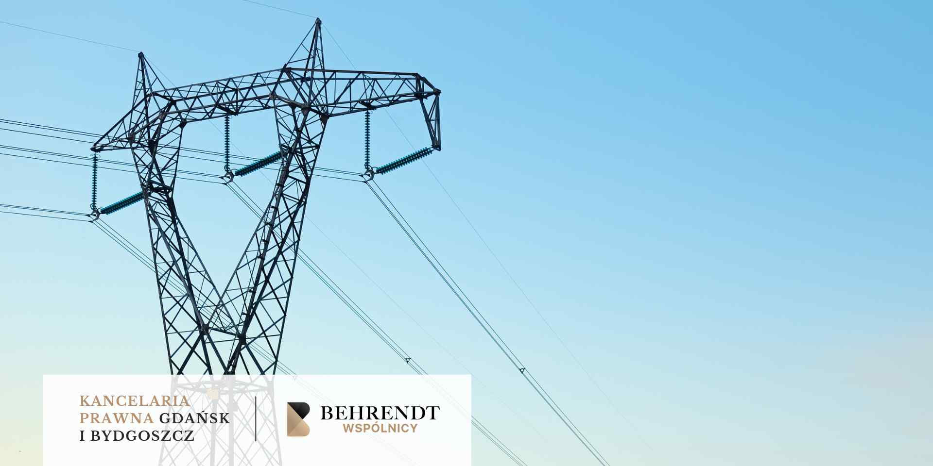 Słup wysokiego napięcia z liniami energetycznymi na tle błękitnego nieba. Na dole grafiki widoczne logo kancelarii prawnej Behrendt Wspólnicy oraz napis „Kancelaria Prawna Gdańsk i Bydgoszcz”.
