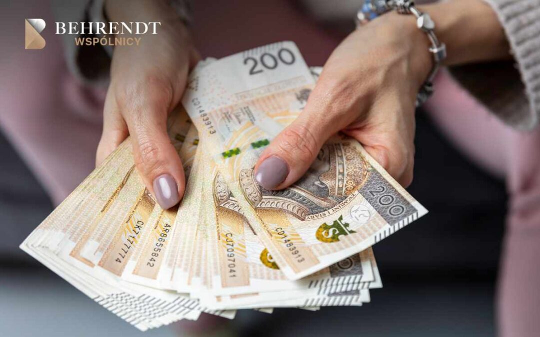 Kobieta trzyma banknoty, co ilustruje temat zwrotu odsetek od skredytowanych kosztów kredytu.