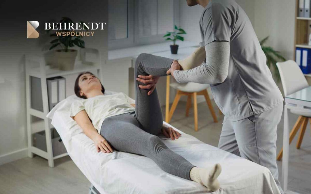 Physiotherapist assists patient with knee bend stretch on a treatment table; Behrendt WSPÓLNICY logo is in the upper left corner.