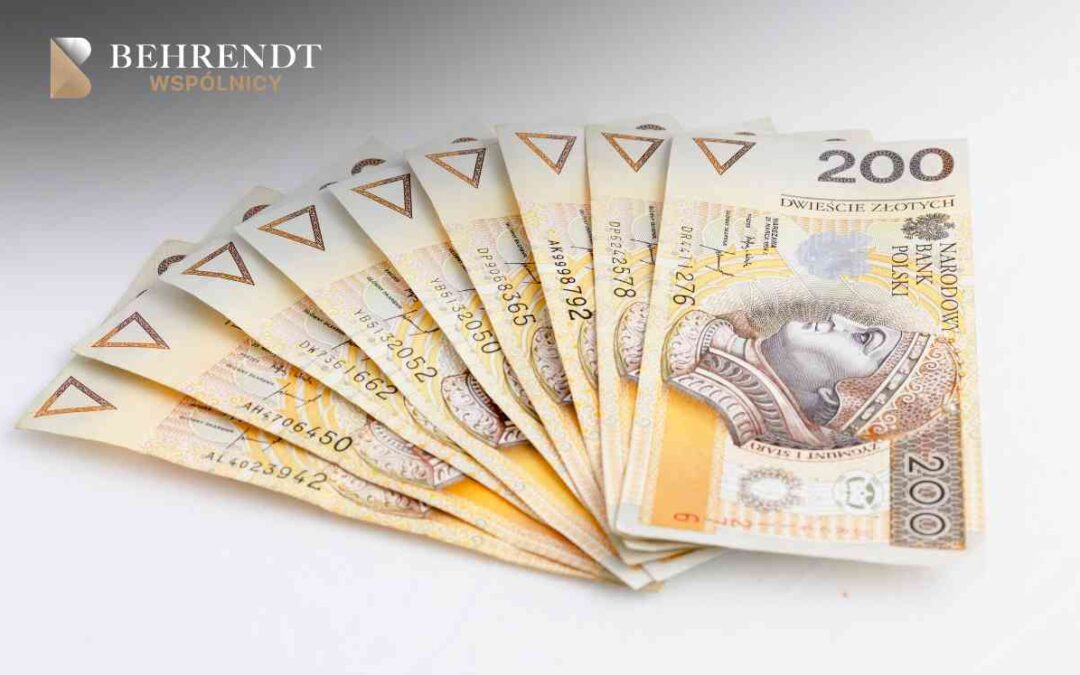 Wachlarz banknotów dwustuzłotowych symbolizuje oszczędności uzyskane dzięki sankcji kredytu darmowego.