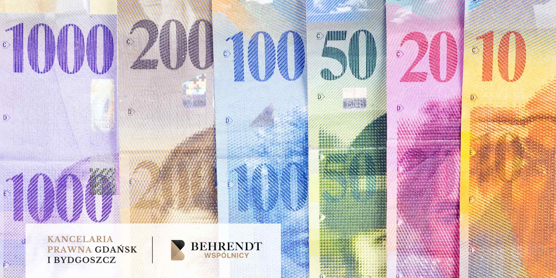 Kolorowy, pionowy kolaż prezentujący fragmenty szwajcarskich banknotów (CHF) ułożonych obok siebie według nominałów: fioletowy 1000 franków, brązowy 200 franków, niebieski 100 franków, zielony 50 franków, czerwony 20 franków oraz żółty 10 franków. W lewym dolnym rogu grafiki znajduje się biały pasek z logotypem Kancelarii Behrendt Wspólnicy z Gdańska i Bydgoszczy.