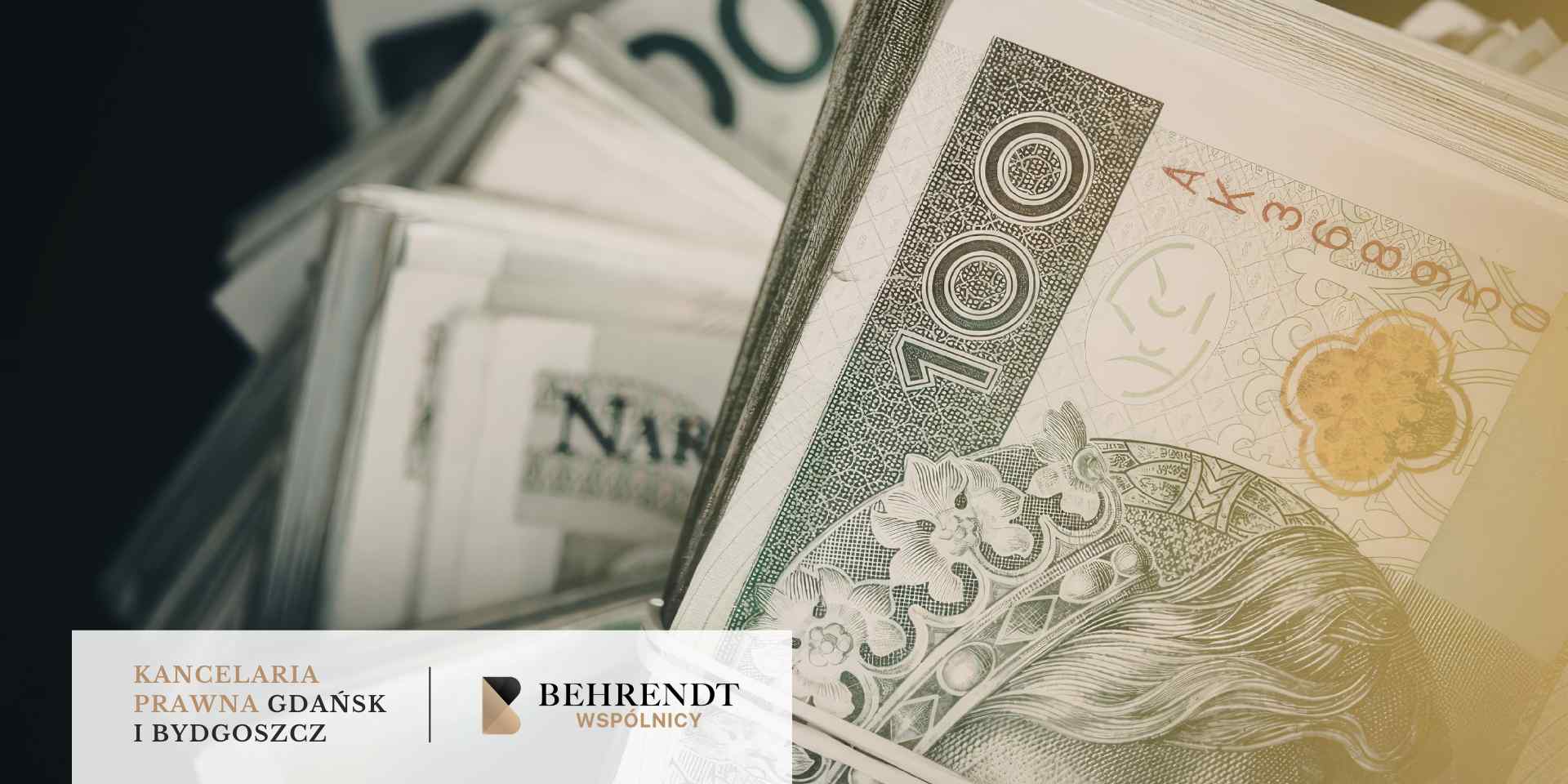 Zbliżenie na gruby plik ułożonych ciasno banknotów o nominale 100 złotych polskich (PLN). Na pierwszym, najbardziej widocznym banknocie, dostrzec można detale graficzne, numer seryjny oraz fragment wizerunku króla Władysława II Jagiełły. W lewym dolnym rogu umieszczono biały pasek z logotypem Kancelarii Behrendt Wspólnicy z Gdańska i Bydgoszczy.