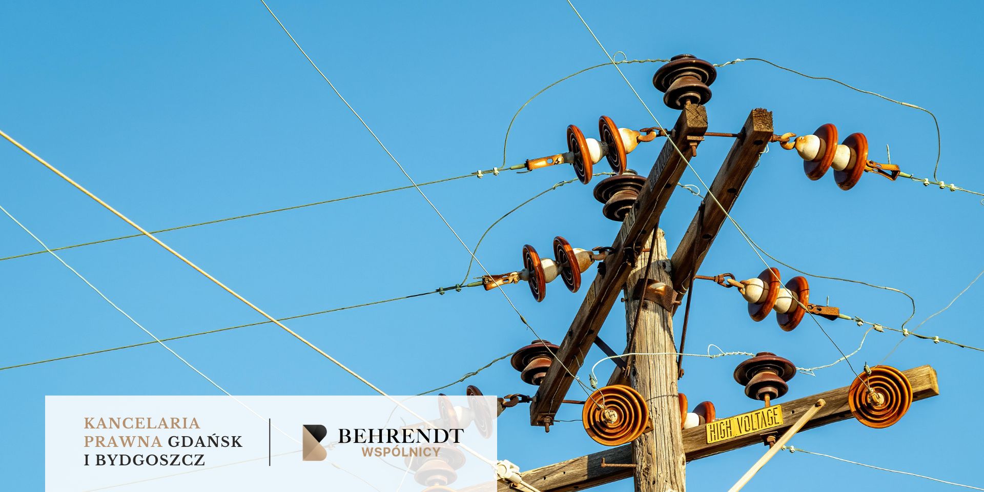 Błękitne niebo, zbliżenie na drewniany słup energetyczny
