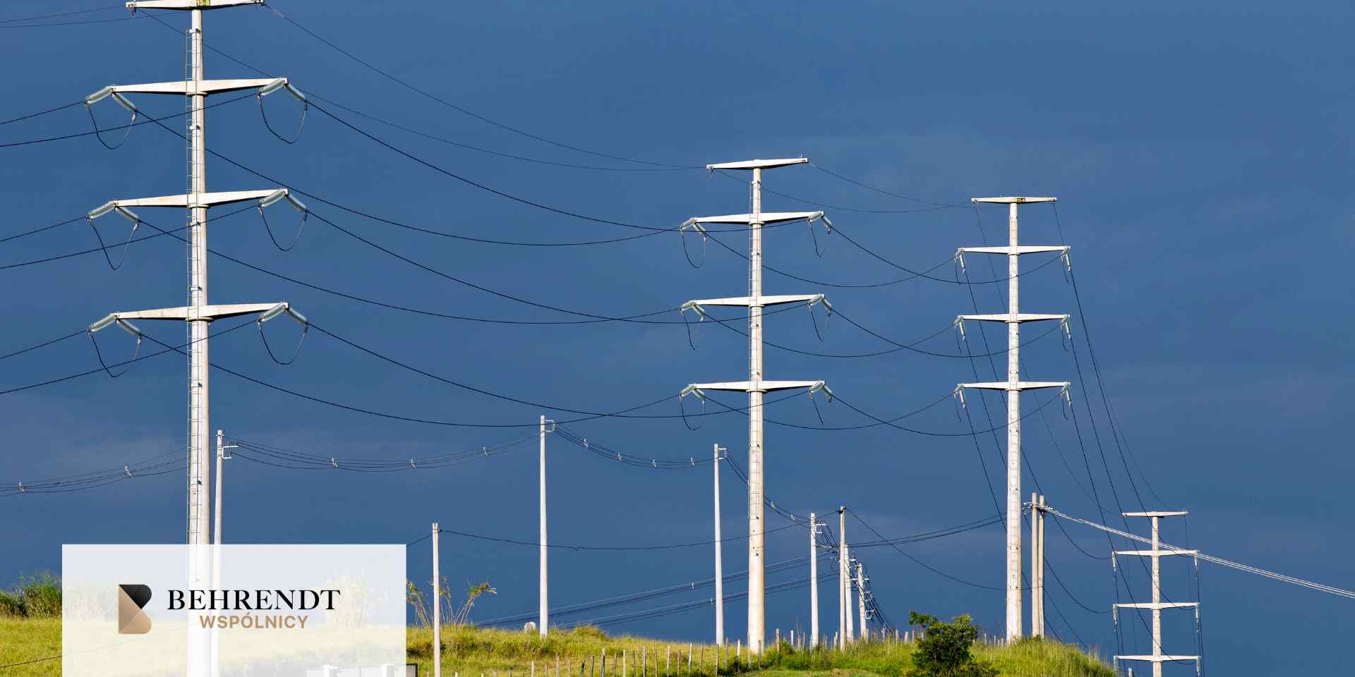 Błękitne niebo, zbliżenie na drewniany słup energetyczny