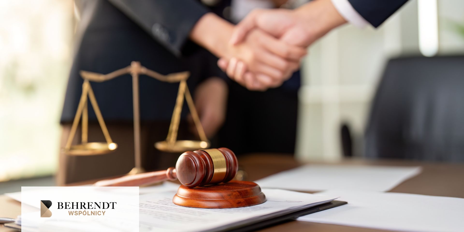 Zdjęcie przedstawia osobę w białej koszuli, która robi notatki złotym długopisem w zeszycie na biurku. Przed nią leżą dokumenty finansowe z wykresami oraz duży, czarny kalkulator. W dolnym lewym rogu umieszczono biały pasek z logo: „KANCELARIA PRAWNA GDAŃSK I BYDGOSZCZ | BEHRENDT WSPÓLNICY”.