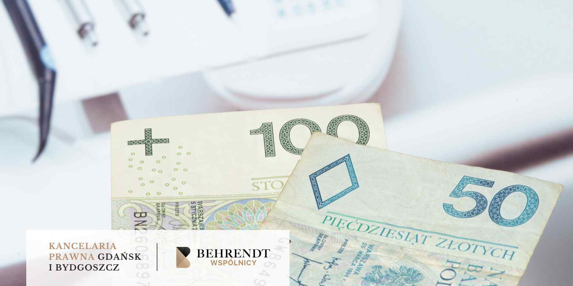 Zbliżenie na dwa polskie banknoty – stuzłotowy (100 zł) oraz pięćdziesięciozłotowy (50 zł) – ułożone na jasnym, rozmytym tle, na którym majaczą fragmenty okularów korekcyjnych oraz długopisu.