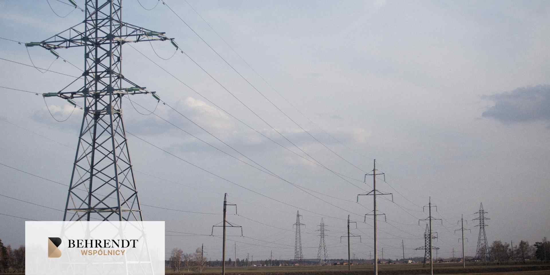Zachód słońca, w tle widać słupy energetyczne 