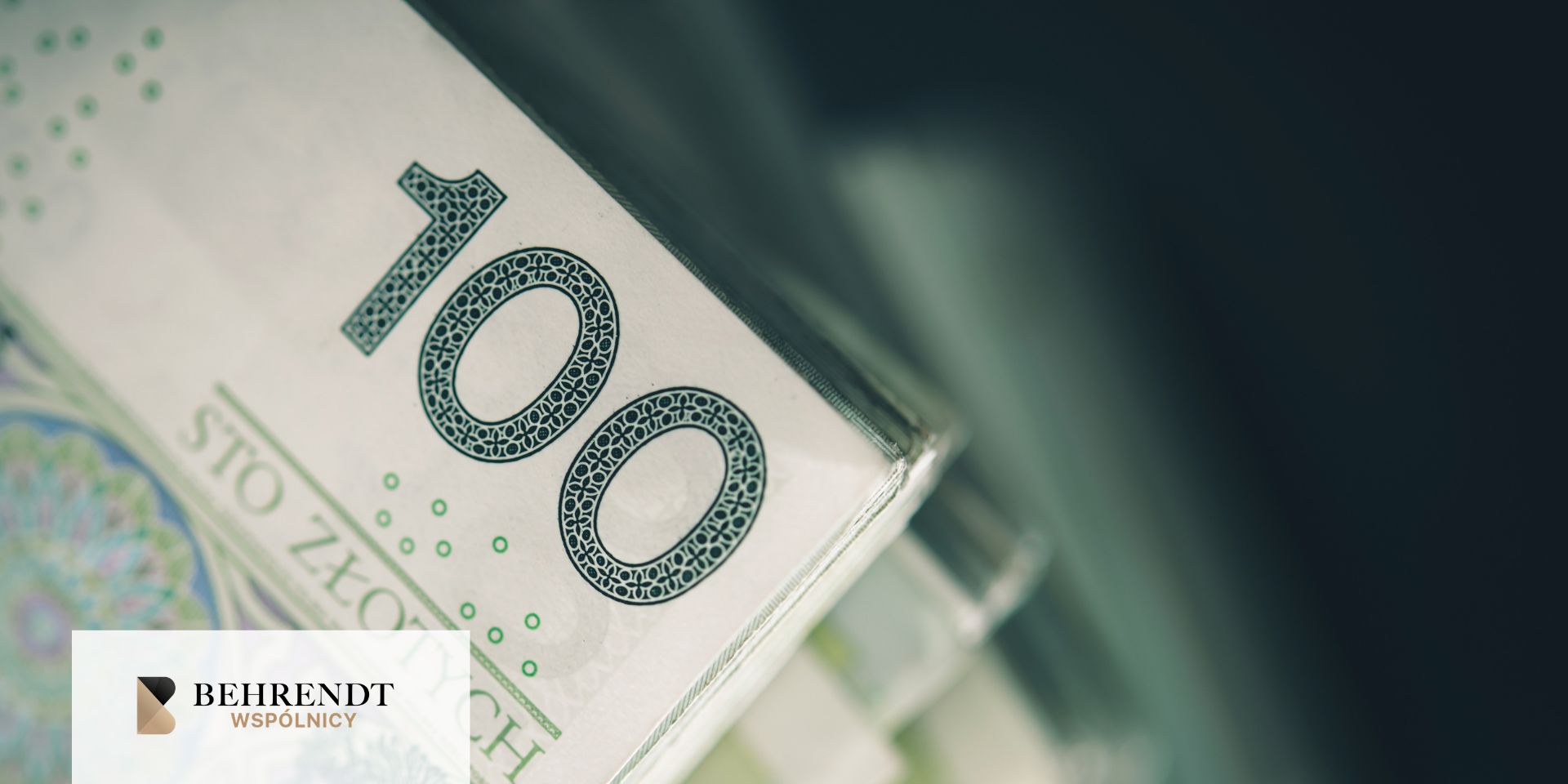 Pieniądze leżące na stole - nominał 100 zł.