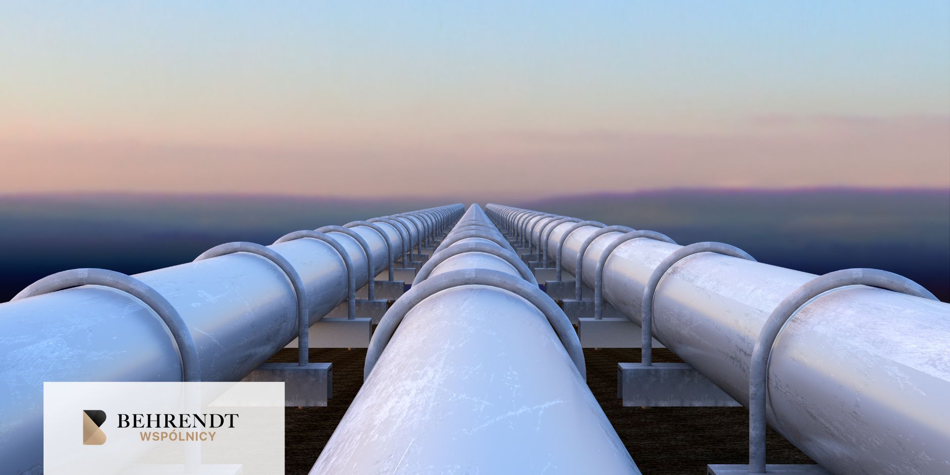 Błękitne niebo, zbliżenie na drewniany słup energetyczny
