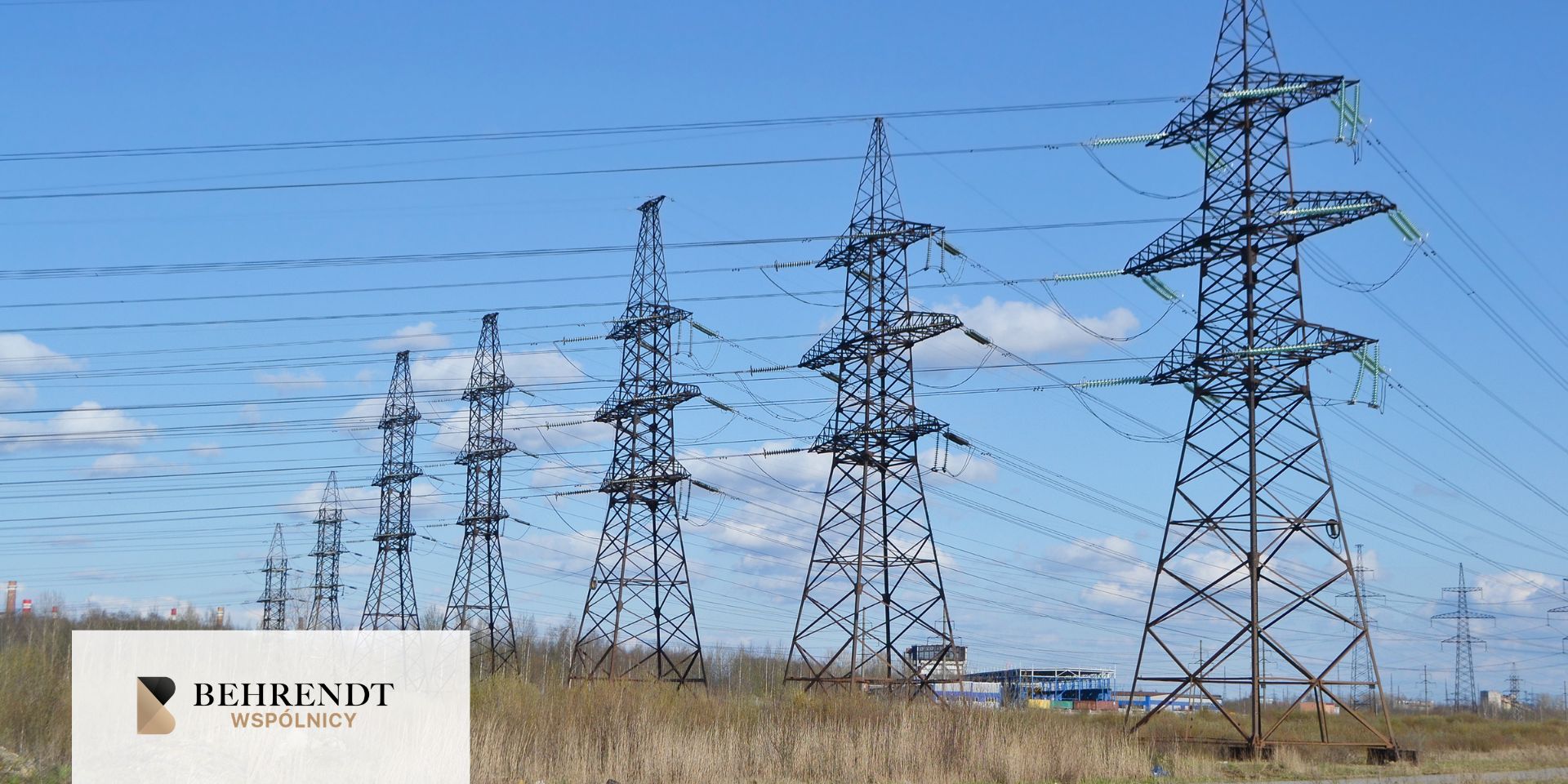 Błękitne niebo, zbliżenie na drewniany słup energetyczny
