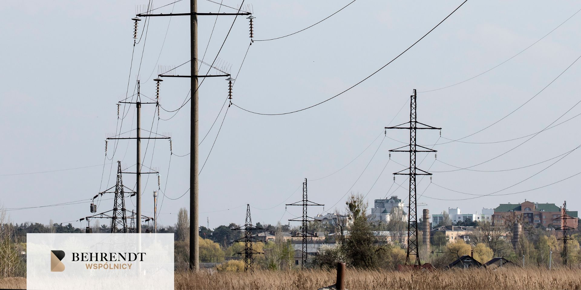 Błękitne niebo, zbliżenie na drewniany słup energetyczny