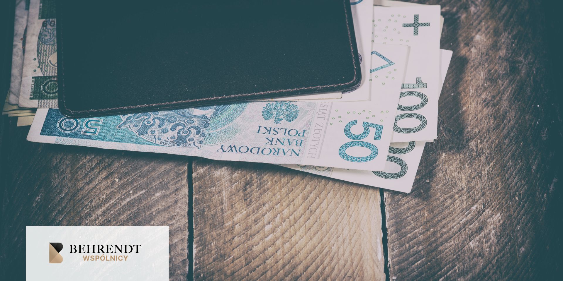 Pieniądze leżące na stole - nominał 100 zł.