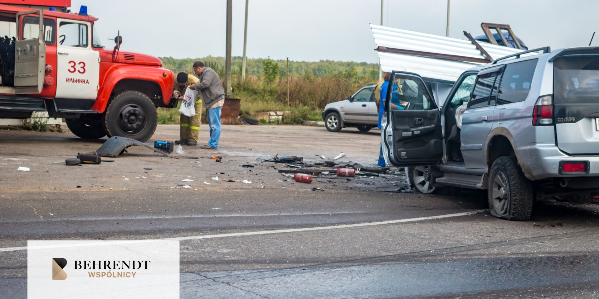 Zdjęcie przedstawia stojącego na niebieskiej macie mężczyznę o kulach ortopedycznych. Jego prawa kostka jest zabezpieczona czarnym stabilizatorem (ortezą). W dolnym lewym rogu znajduje się biały pasek z logo: „KANCELARIA PRAWNA GDAŃSK I BYDGOSZCZ | BEHRENDT WSPÓLNICY”.