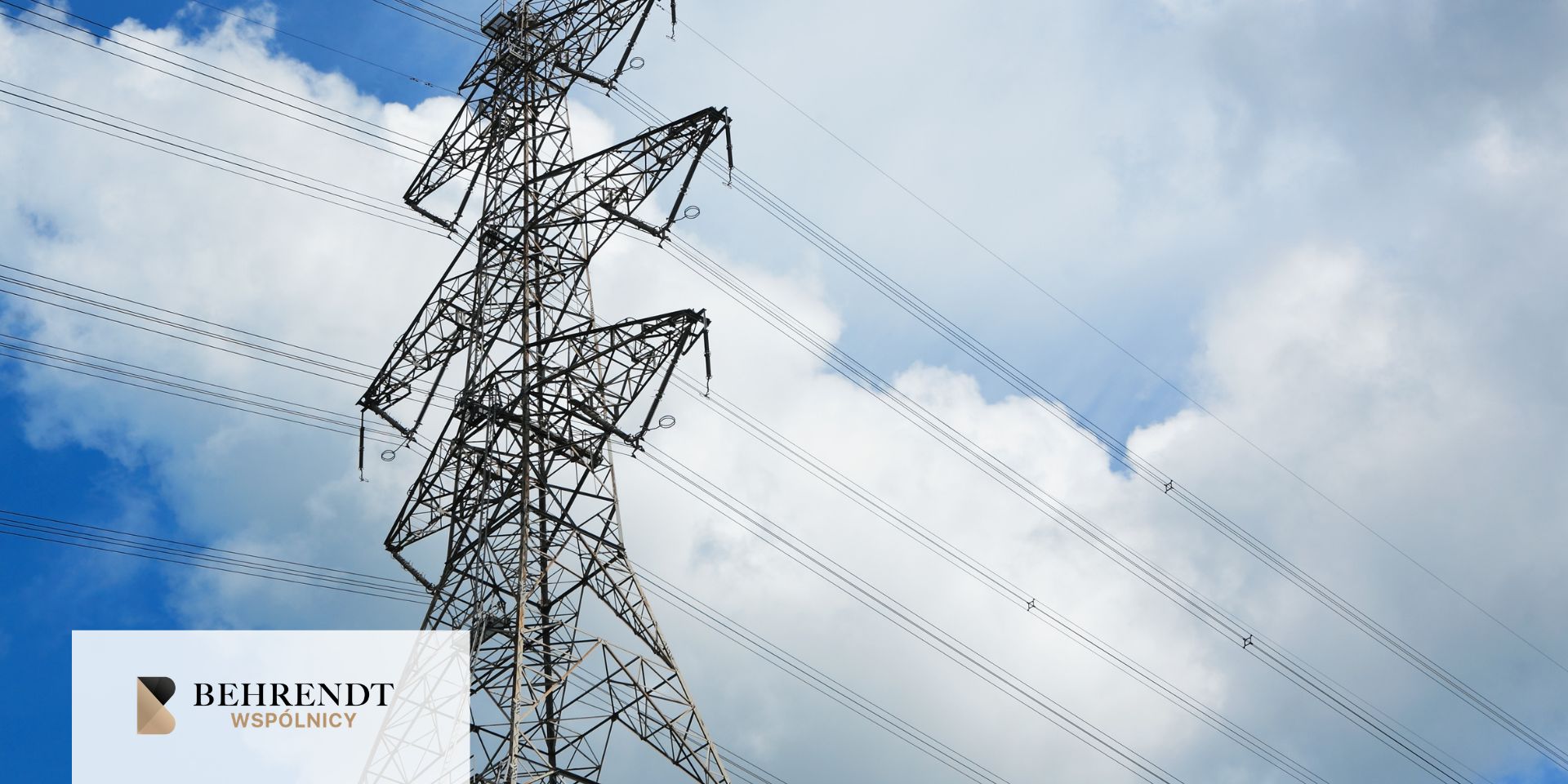 Błękitne niebo, zbliżenie na drewniany słup energetyczny