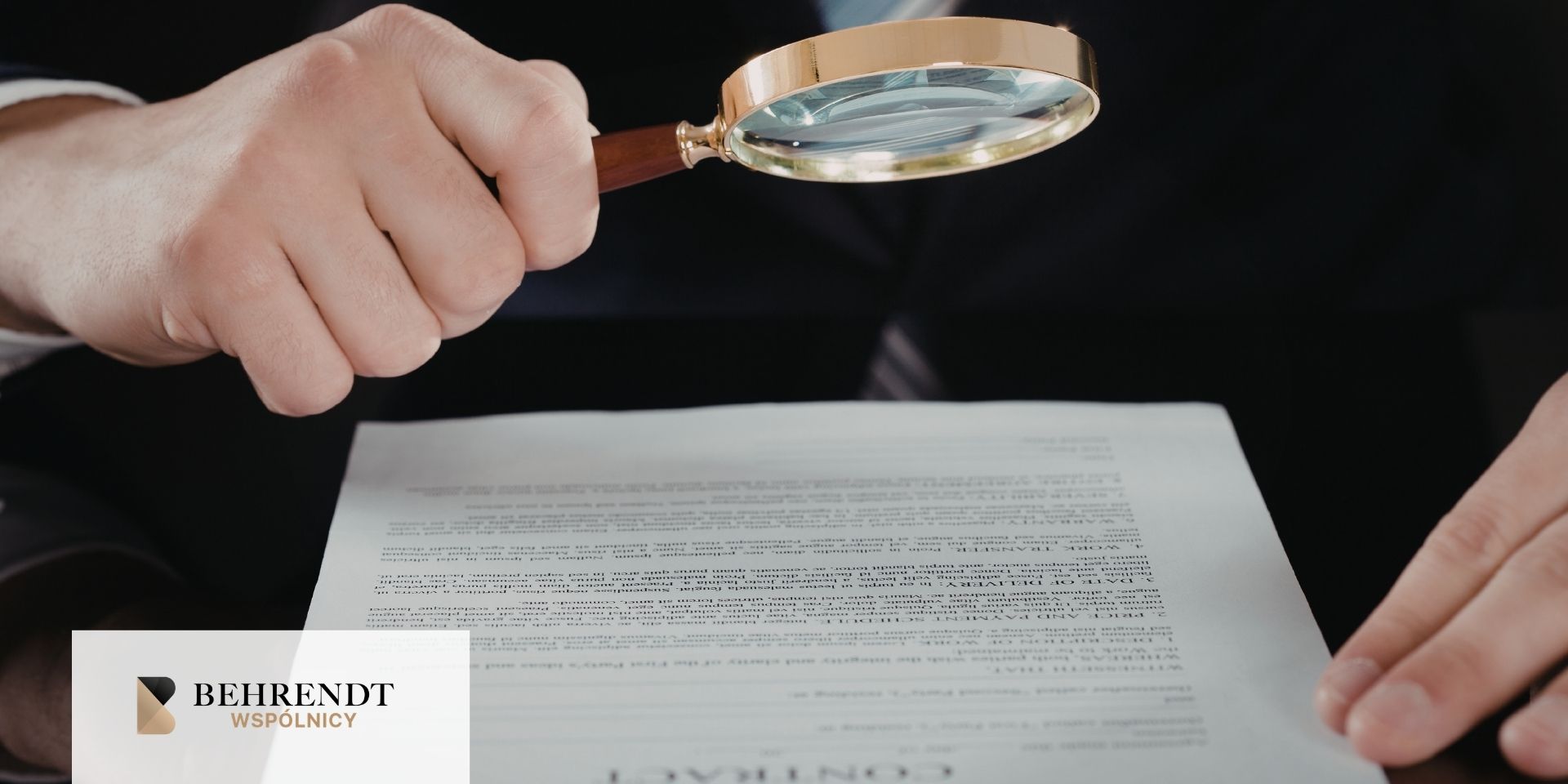 Zdjęcie przedstawia osobę siedzącą przed otwartym laptopem, trzymającą w jednej dłoni niebieską kartę kredytową, a w drugiej smartfon. W dolnym lewym rogu znajduje się biały pasek z logo: „KANCELARIA PRAWNA GDAŃSK I BYDGOSZCZ | BEHRENDT WSPÓLNICY”.