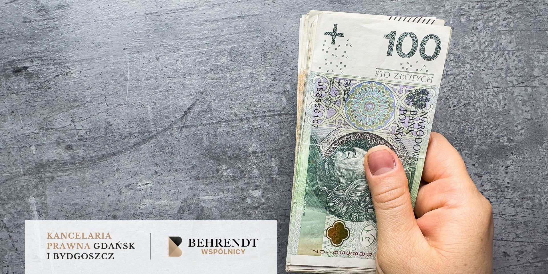 Dłoń trzymająca plik banknotów na szarym tle 