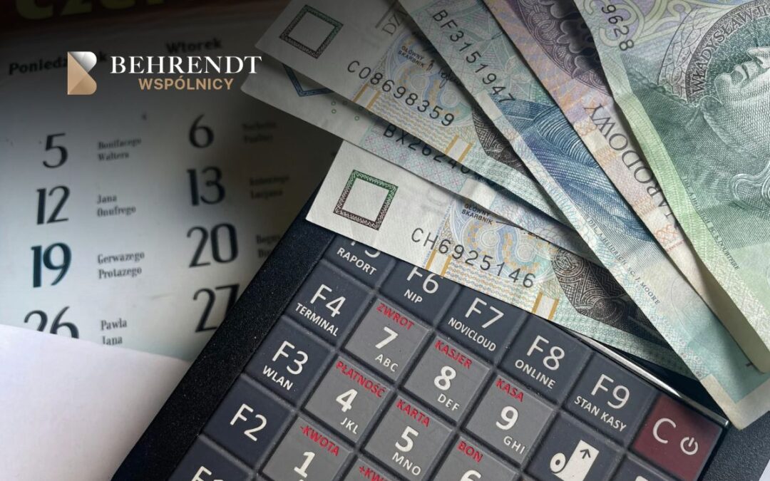 Zbliżenie na kalkulator i polskie banknoty położone na kalendarzu.