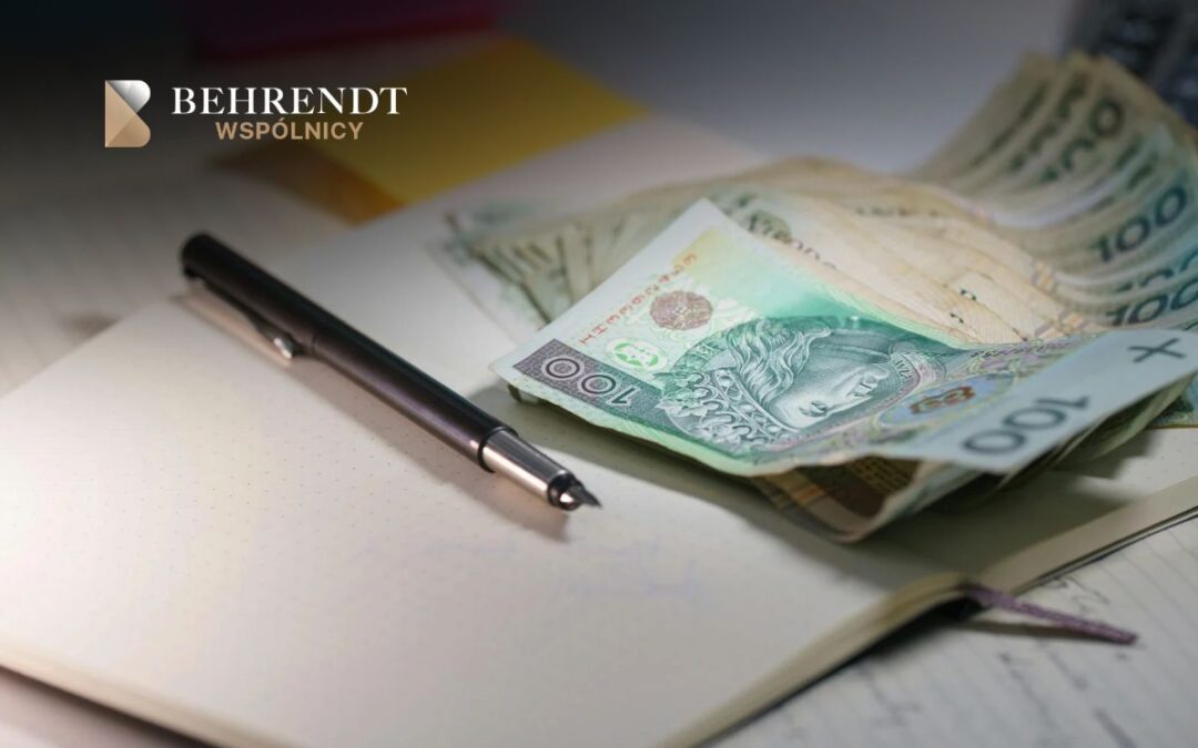Zbliżenie na notatnik, na którym leżą polskie banknoty i wieczne pióro.